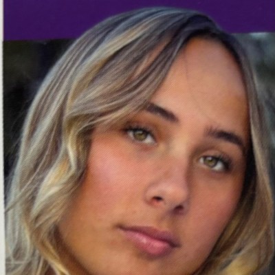 a close up of a woman